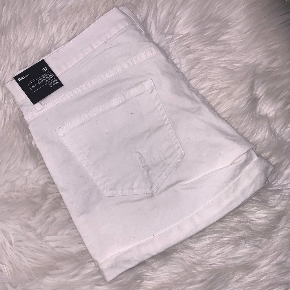 White GAP Girlfriend Short Mid Rise - sz 27